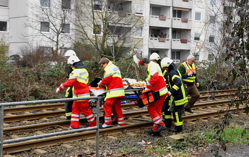 Kind unter Strassenbahn Koeln Porz Steinstr 02.JPG